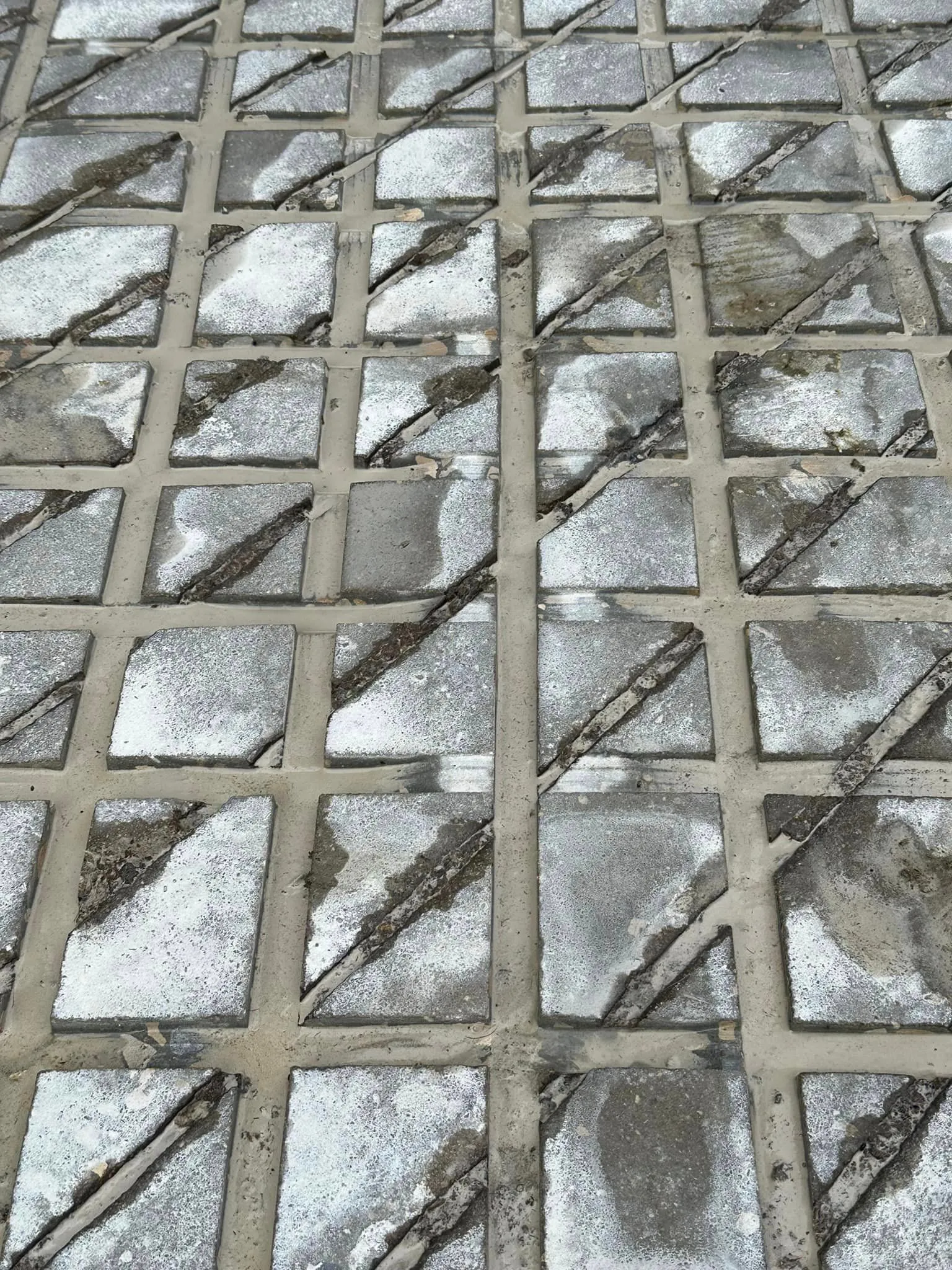Diamond blade cutting concrete